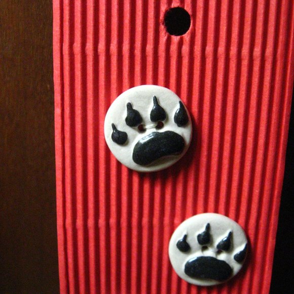 🐻 Incomparable Buttons Black & White Bear Paw - Picture 2 of 6